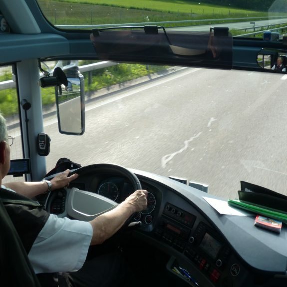 Conducteur au volant d'un bus